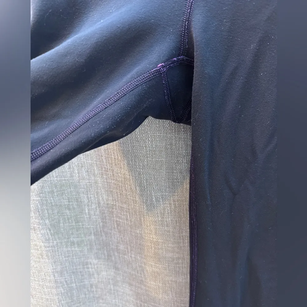 Lululemon Reversible Black & Purple Leggings size 6- small flaw see pics & notes - Image 5