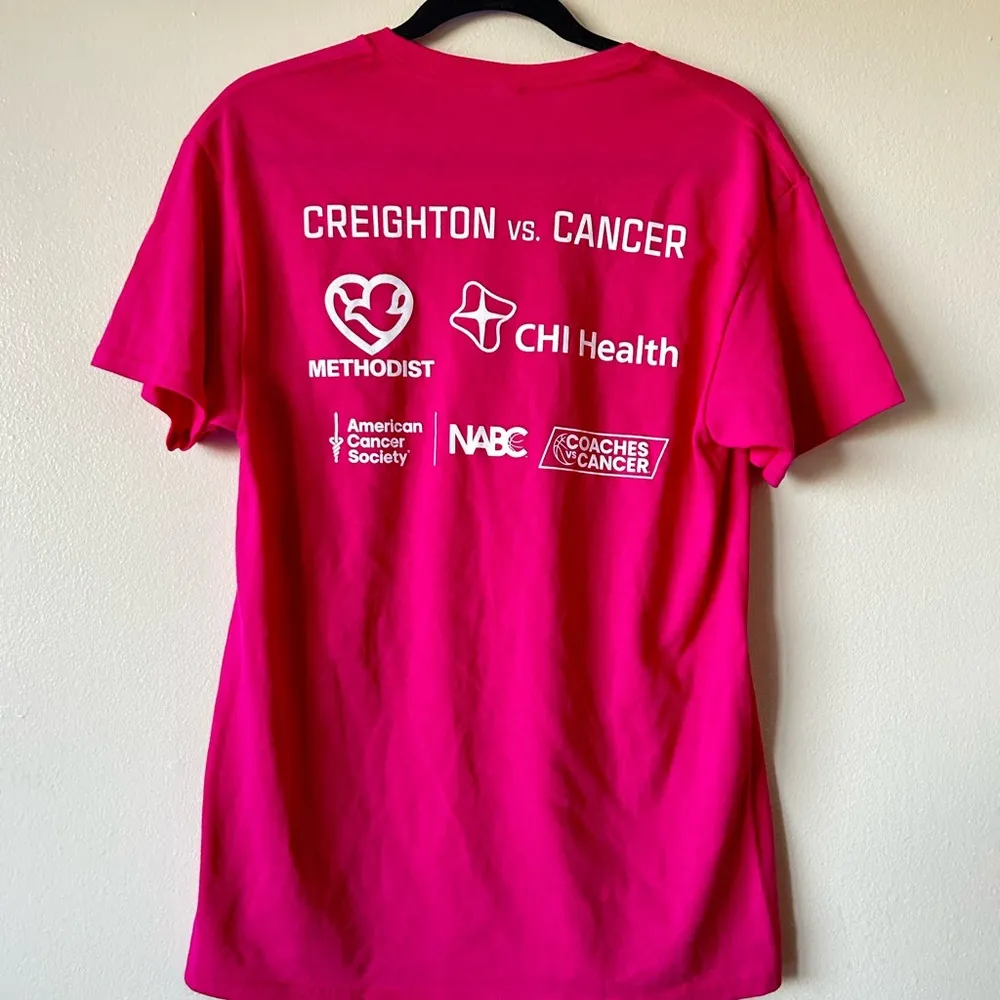 NWOT Medium Creighton Bluejays Promotion Pink Tshirt NCAA Basketball 50% Cotton - Image 4