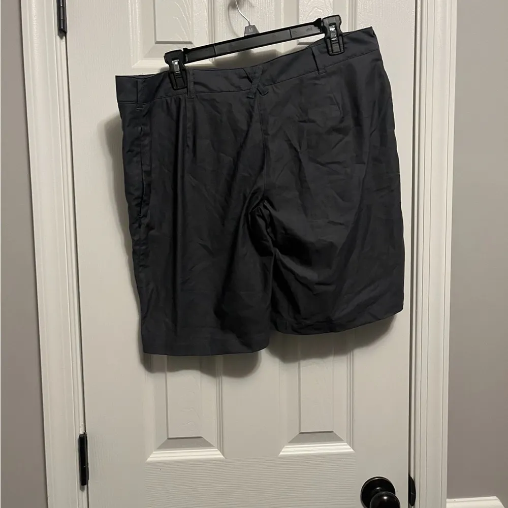 NWT Puma Golf Shorts Grey in color Size Large - Image 5