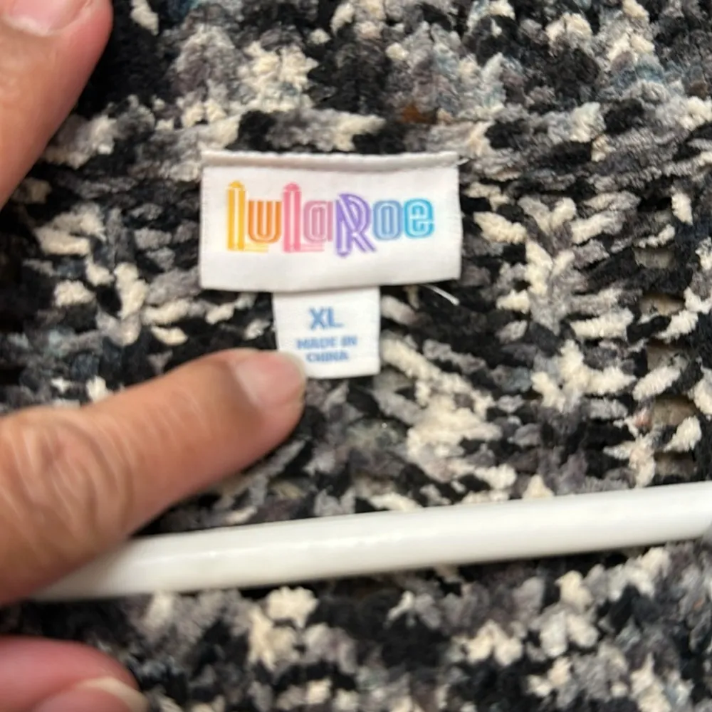 Women's Lularoe Black Gray White Open Knit MARIAH Chenille Sweater Size XL EUC - Image 6