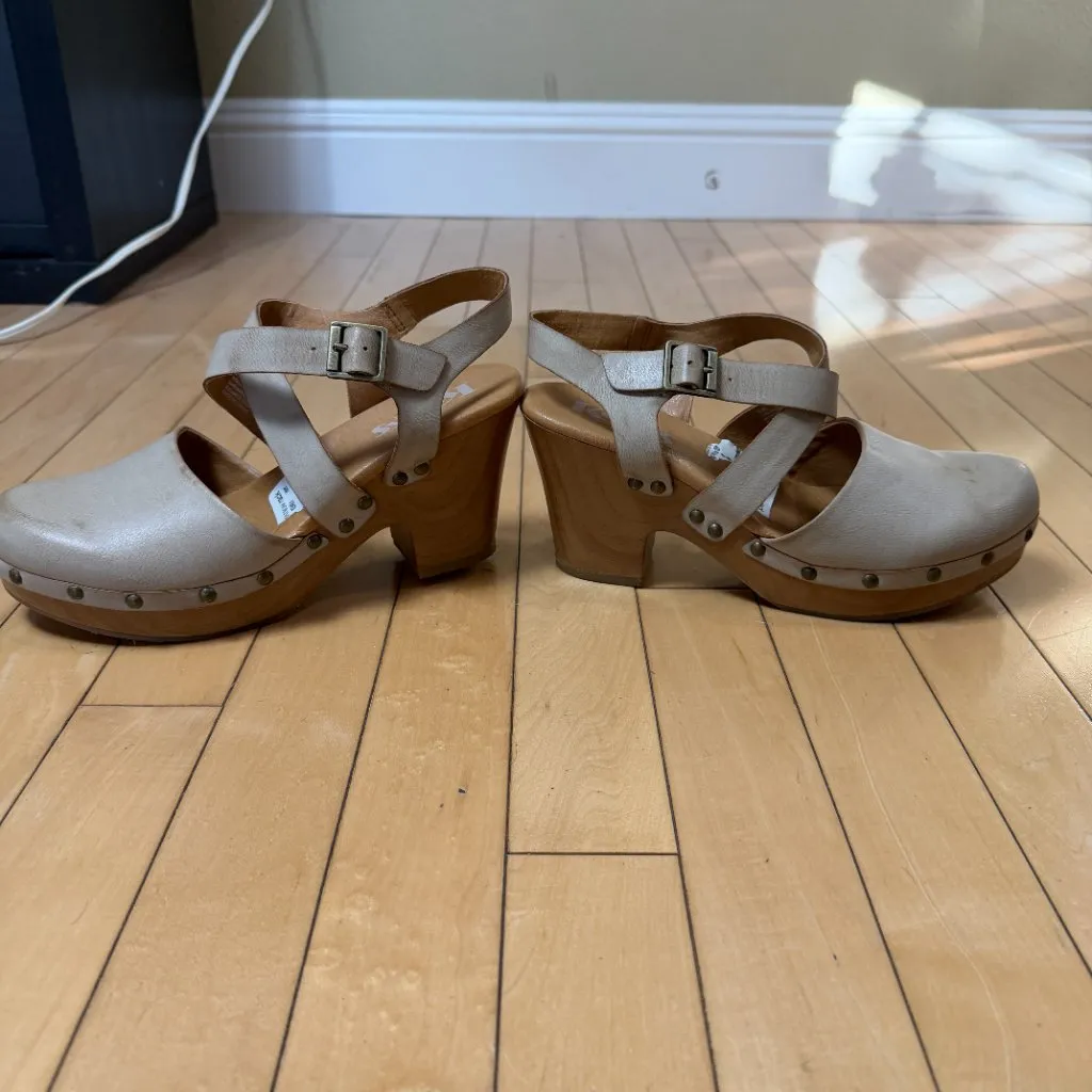 KORKS Abloom Heeled Clogs with Stud Details Size 8 Cream Tan - Image 7
