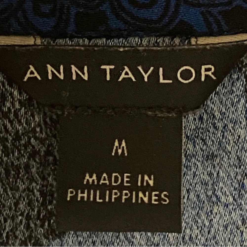 ANN TAYLOR black shirt dress with royal blue peacocks throughout Size Medium EUC - Image 10