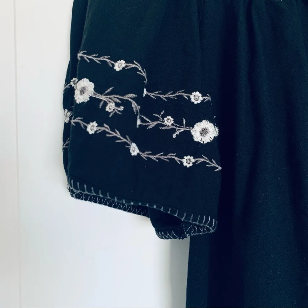 Old Navy Black with Embroidered Flowers Cute Boho Peasant Top | Size: M - Image 3