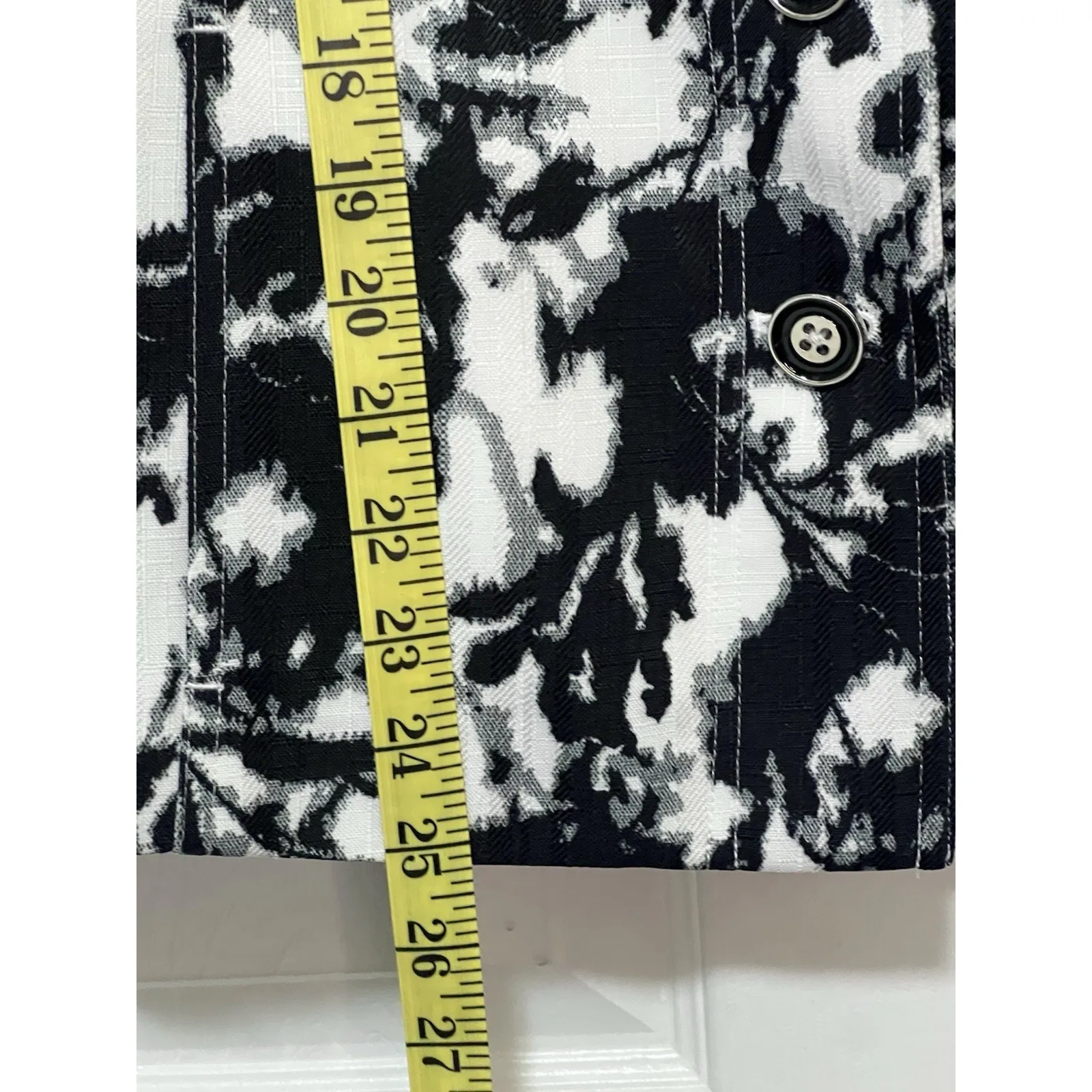 Laura Ashley Women’s Black White Floral Blazer Size M Career Business Chic EUC - Image 5