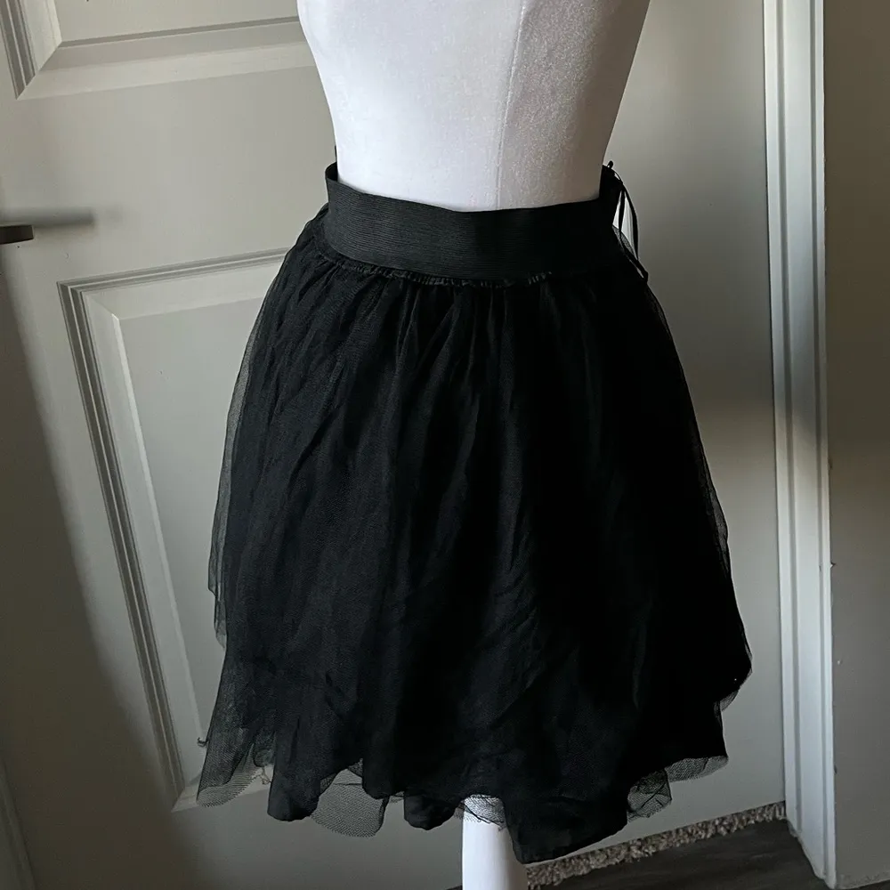 Elegant Black Tulle Skirt Size M - Image 4