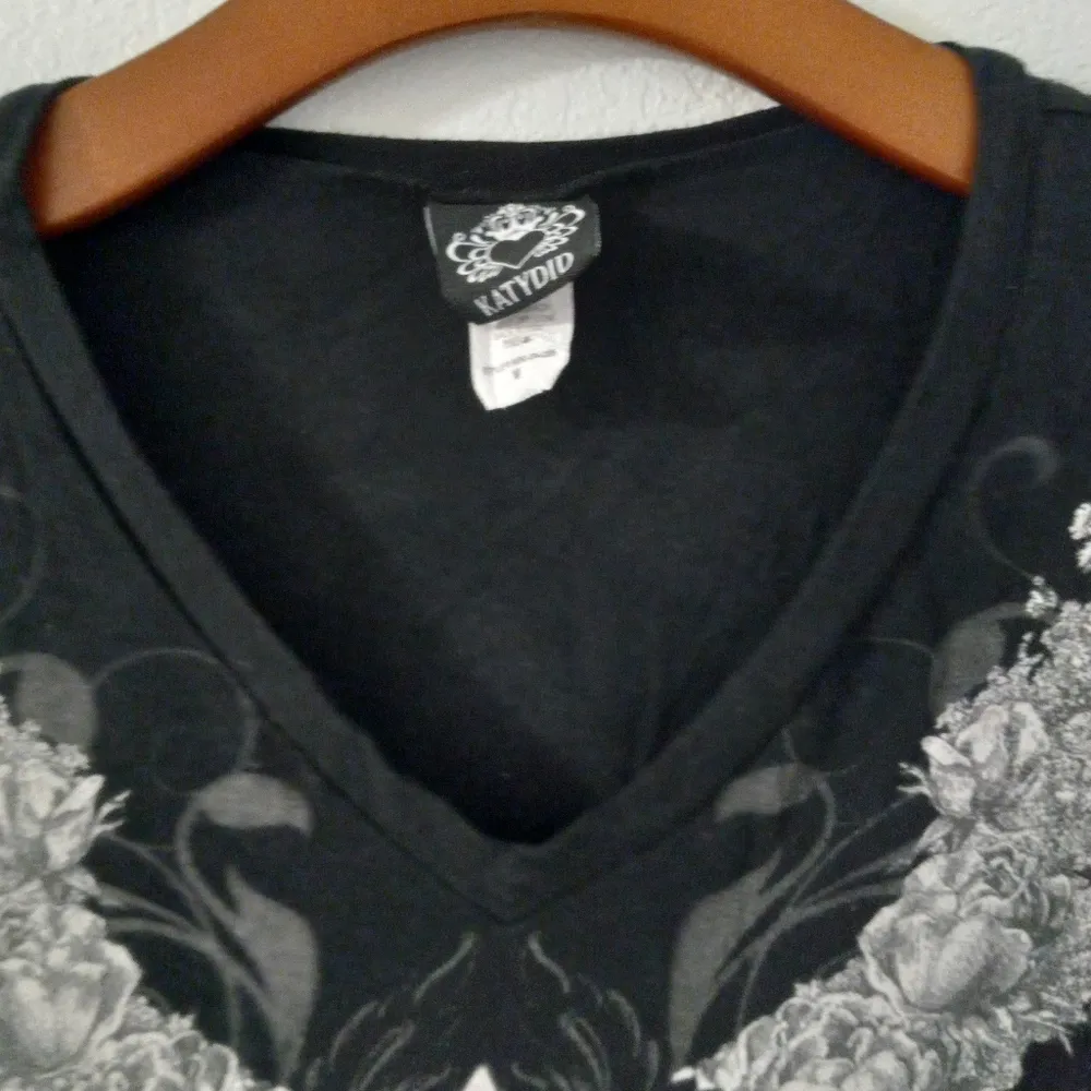 KatyDid M Fleur de Leis Short Sleeved V - Image 5