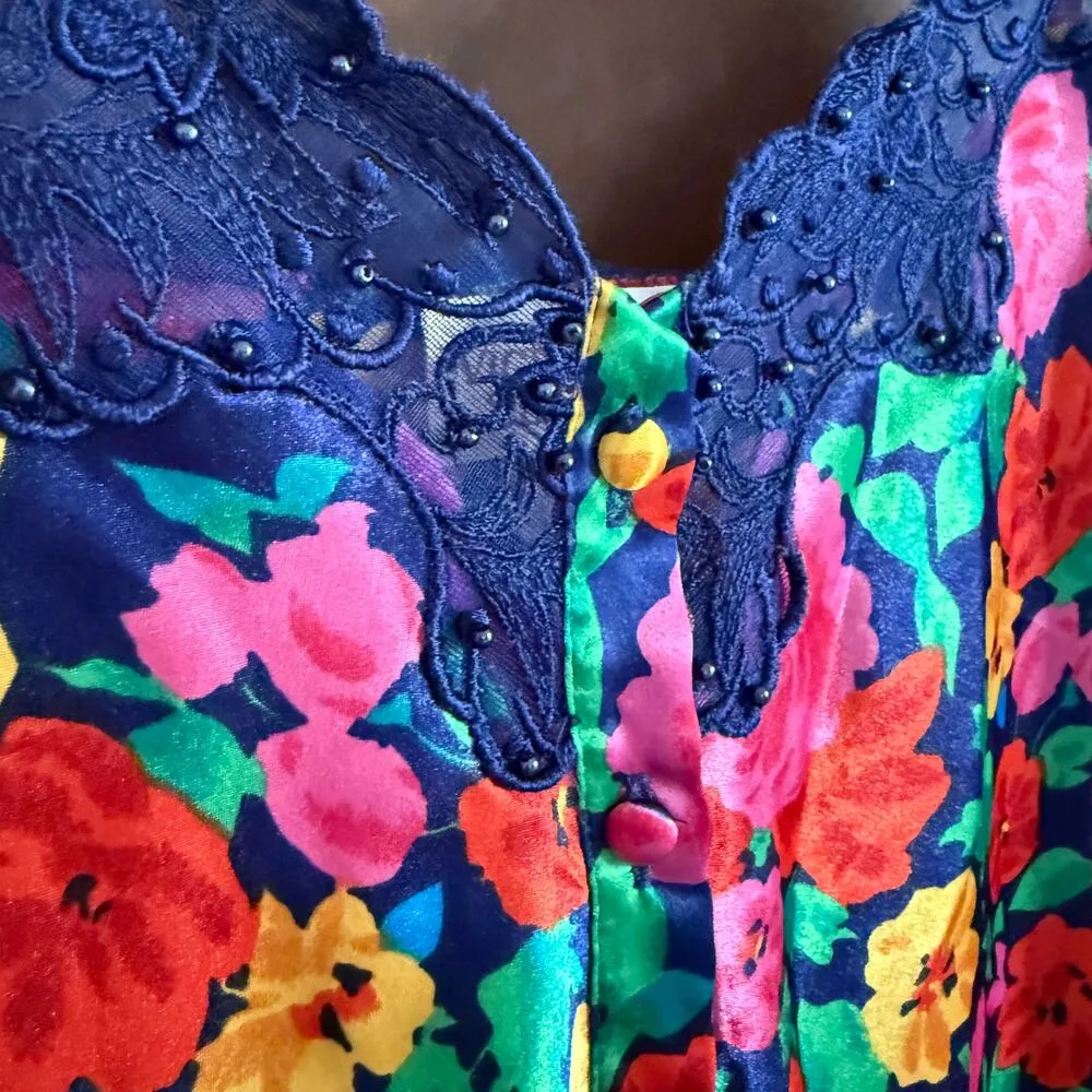 90s Vintage | VICTORIA'S SECRET| Floral Satin Cropped Lace Trim Camisole | Small - Image 4