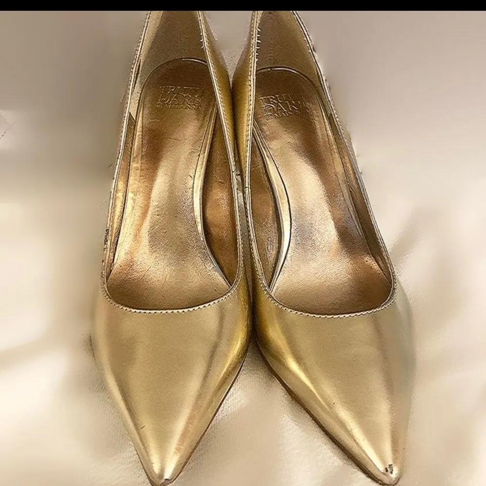 Women's Elegant Gold Pointed Toe Heels. Size 8 - Image 9