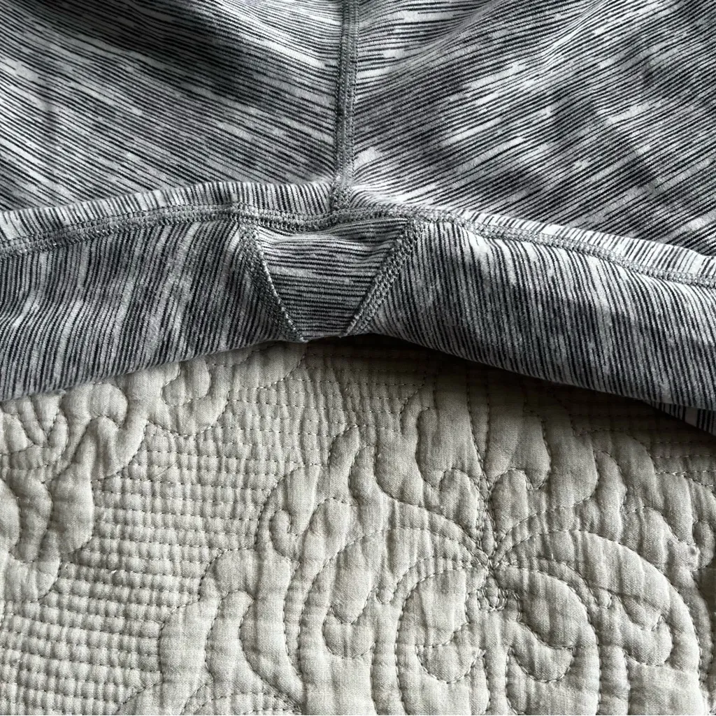 Lululemon wunder under scallop hem 23” leggings size 6 - Image 3