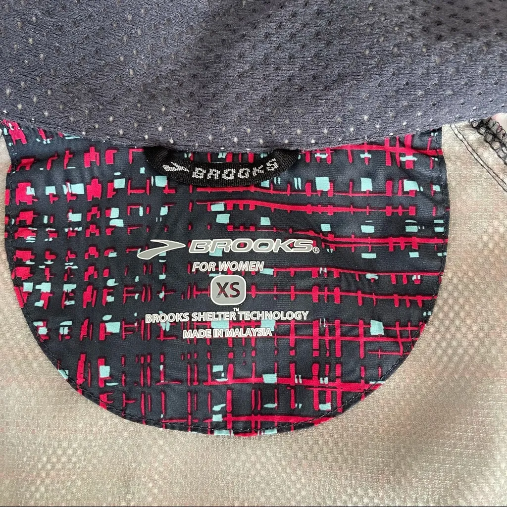 Brooks Running Shelter Technology Vest  XS - Image 9