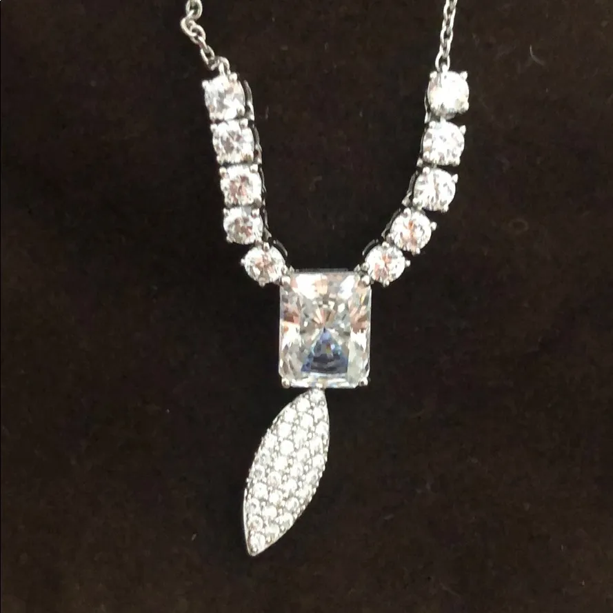 Gorgeous Nadri necklace and earrings set Silver - Image 3