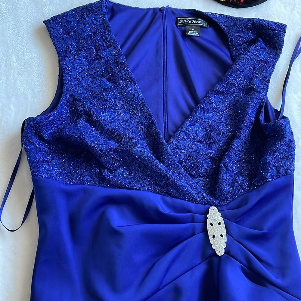 Preowned Jessica Howard Women's Lace Bodice
Ruffled Gown Blue Size 12 - Image 4