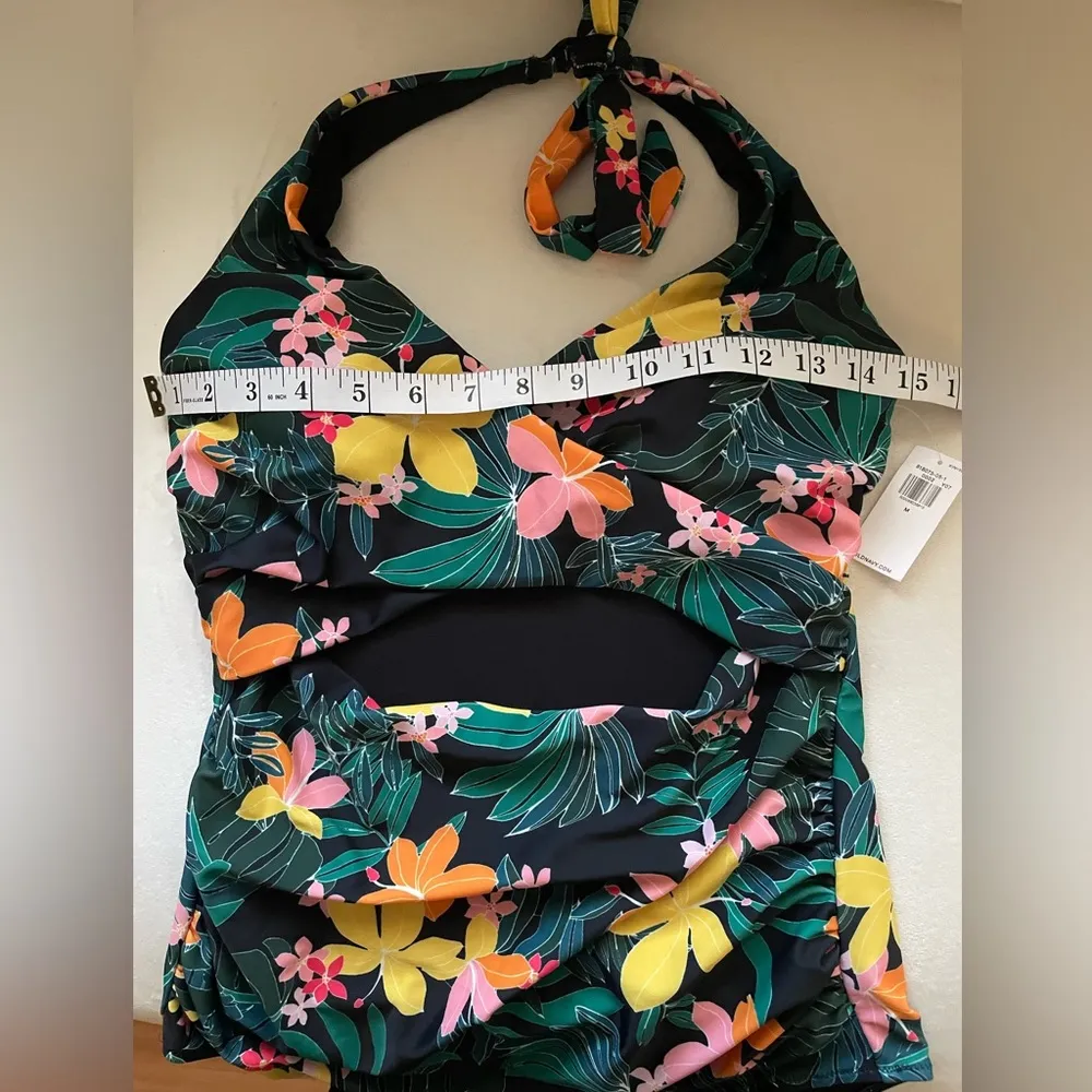 NWT Old Navy One Piece Swimsuit Size M Tropical Flowers Pattern - Image 5