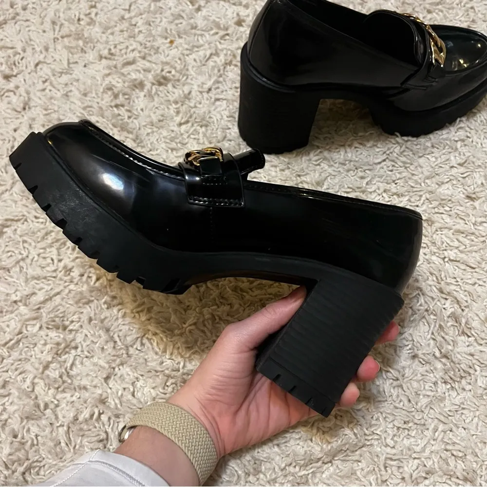 Steve Madden Women's Black and Gold Nakos Loafers size 8.5 - Image 9