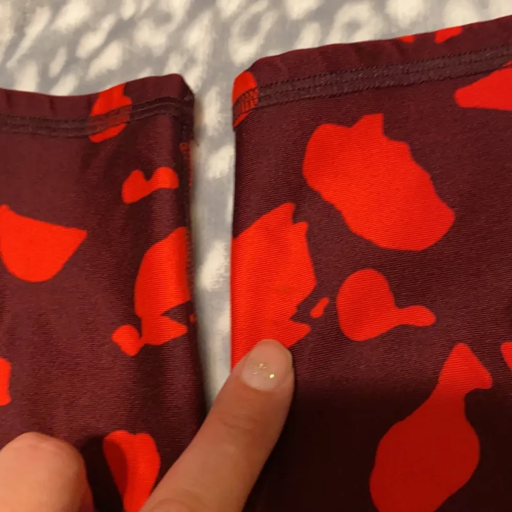 Fabletics mid rise PowerHold red print graphic leggings, size small tall - Image 4