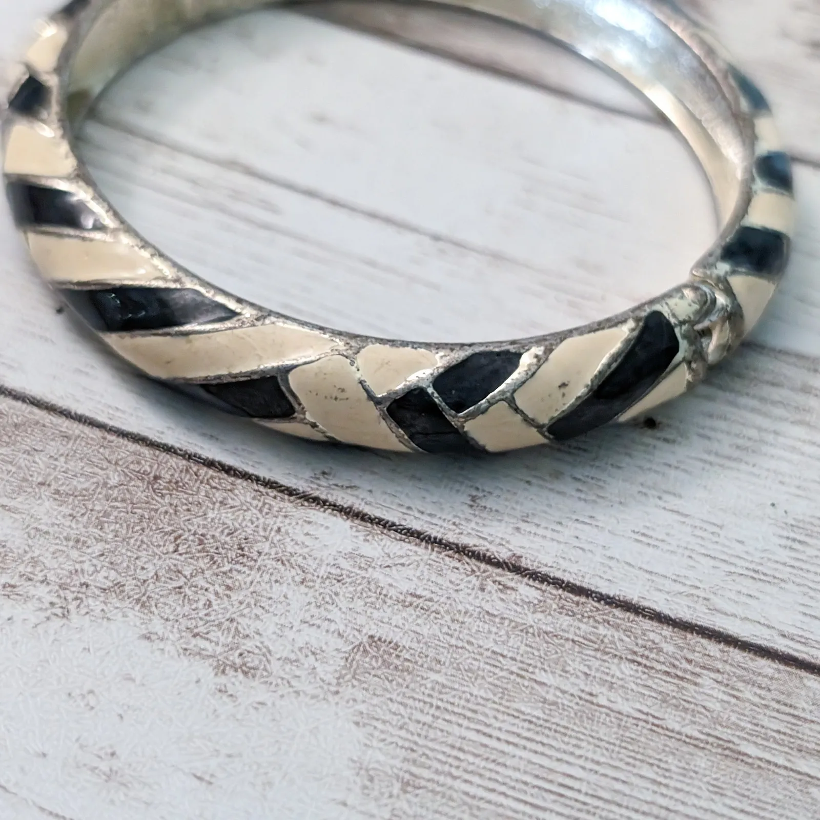 Vintage Hinged Bracelet Cream & Black - Image 10