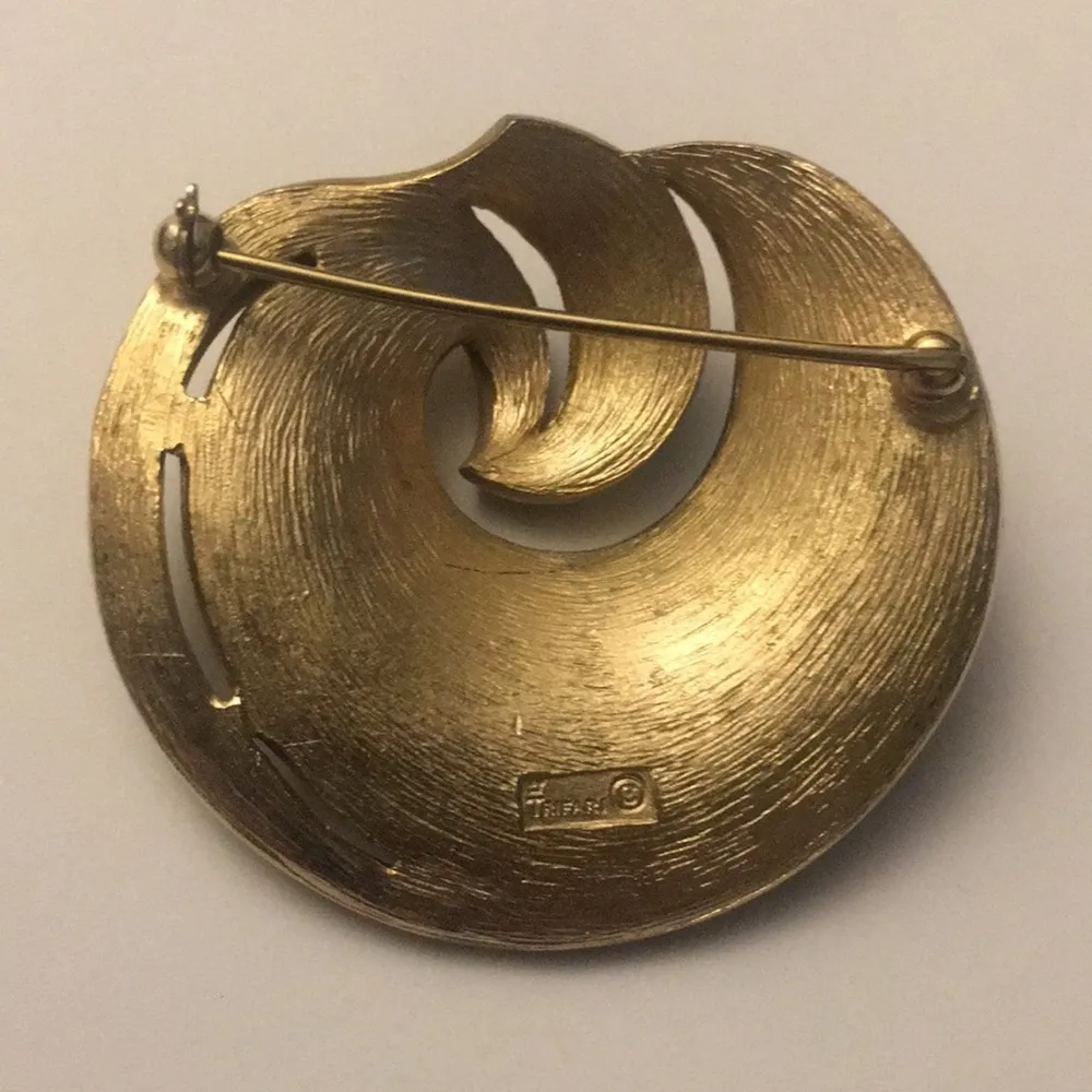 Vintage Crown Trifari MCM enamel black gold round swirl pin brooch 2” - Image 3