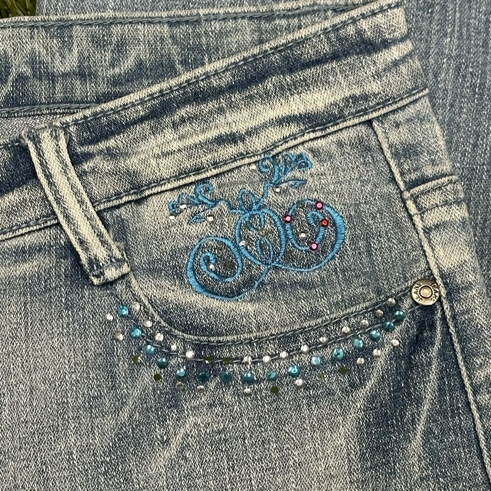 Y2K Spicy Light‎ Wash Jeans Sz 30 Jeweled And Embroidered Blue - Image 6