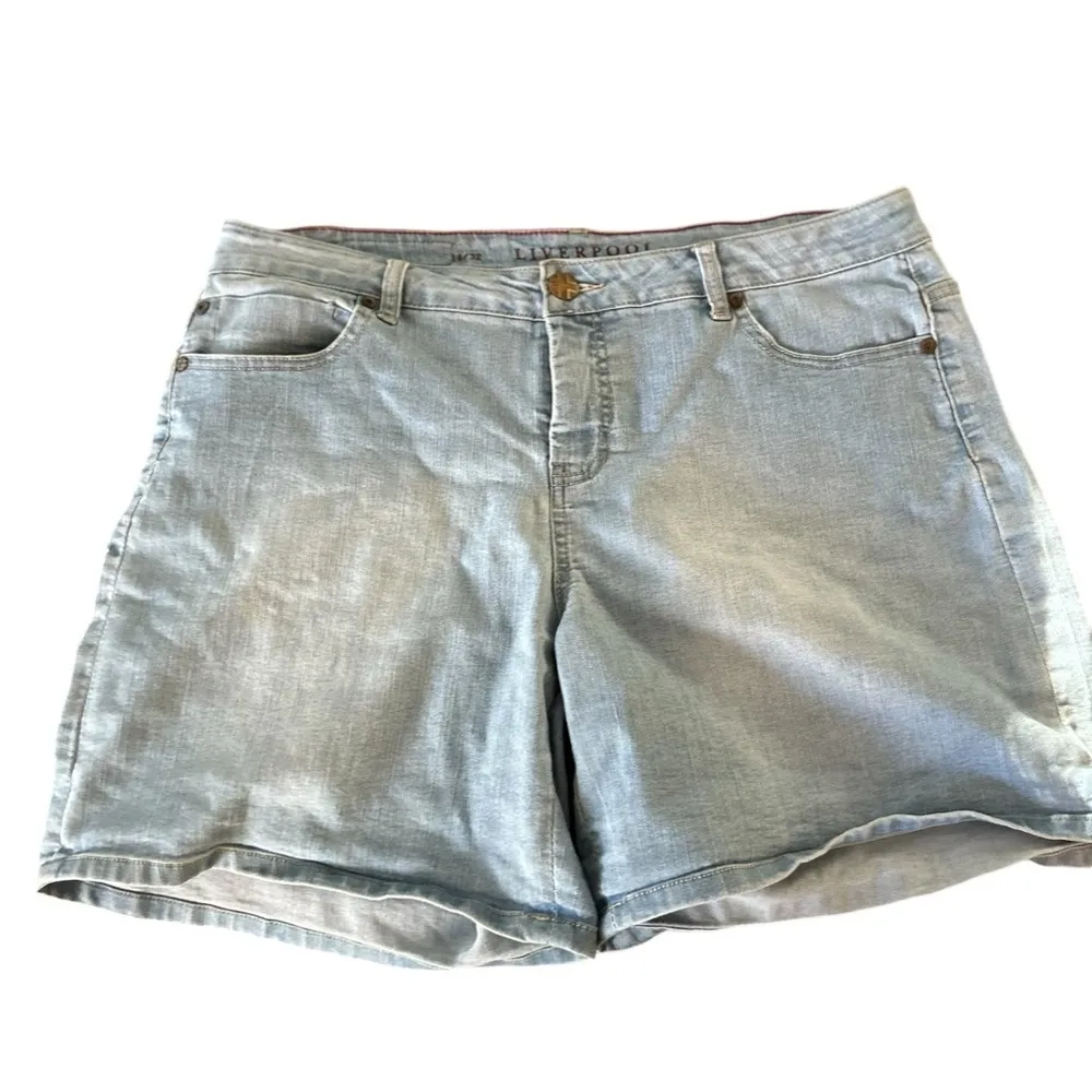 Women's Liverpool Light‎ Wash Denim Shorts Blue Size M Casual 5-Pocket Design - Image 5