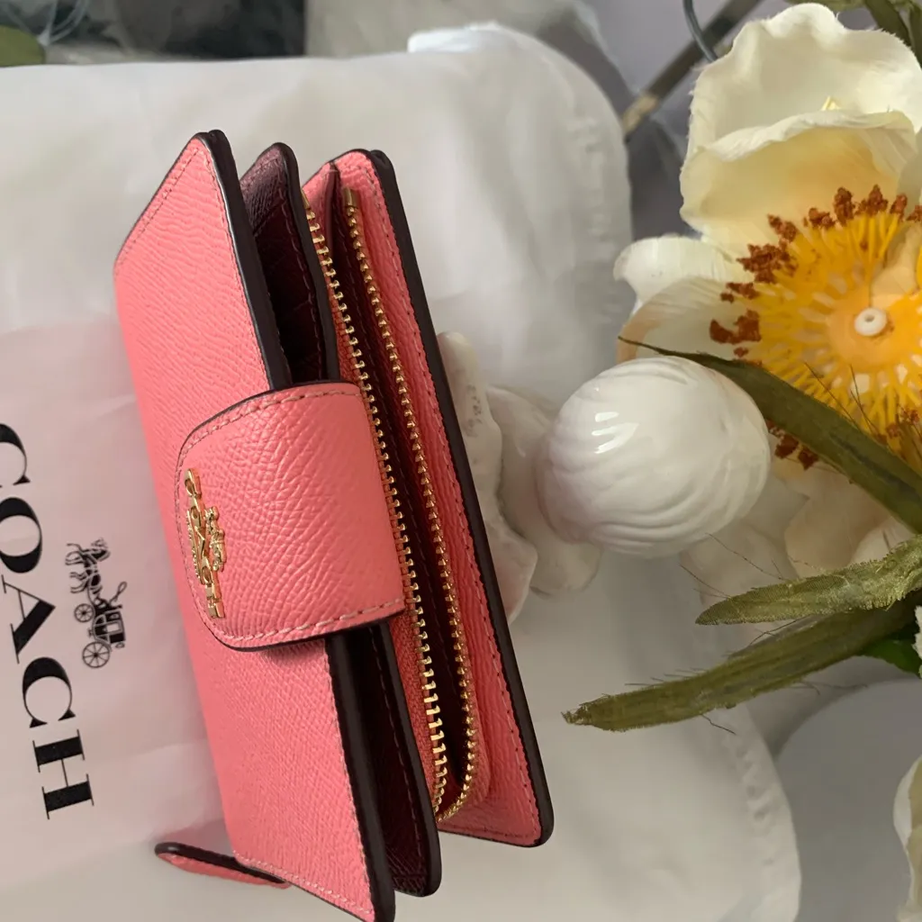 NWOT Coach Medium Leather Corner Zip Wallet - Image 2