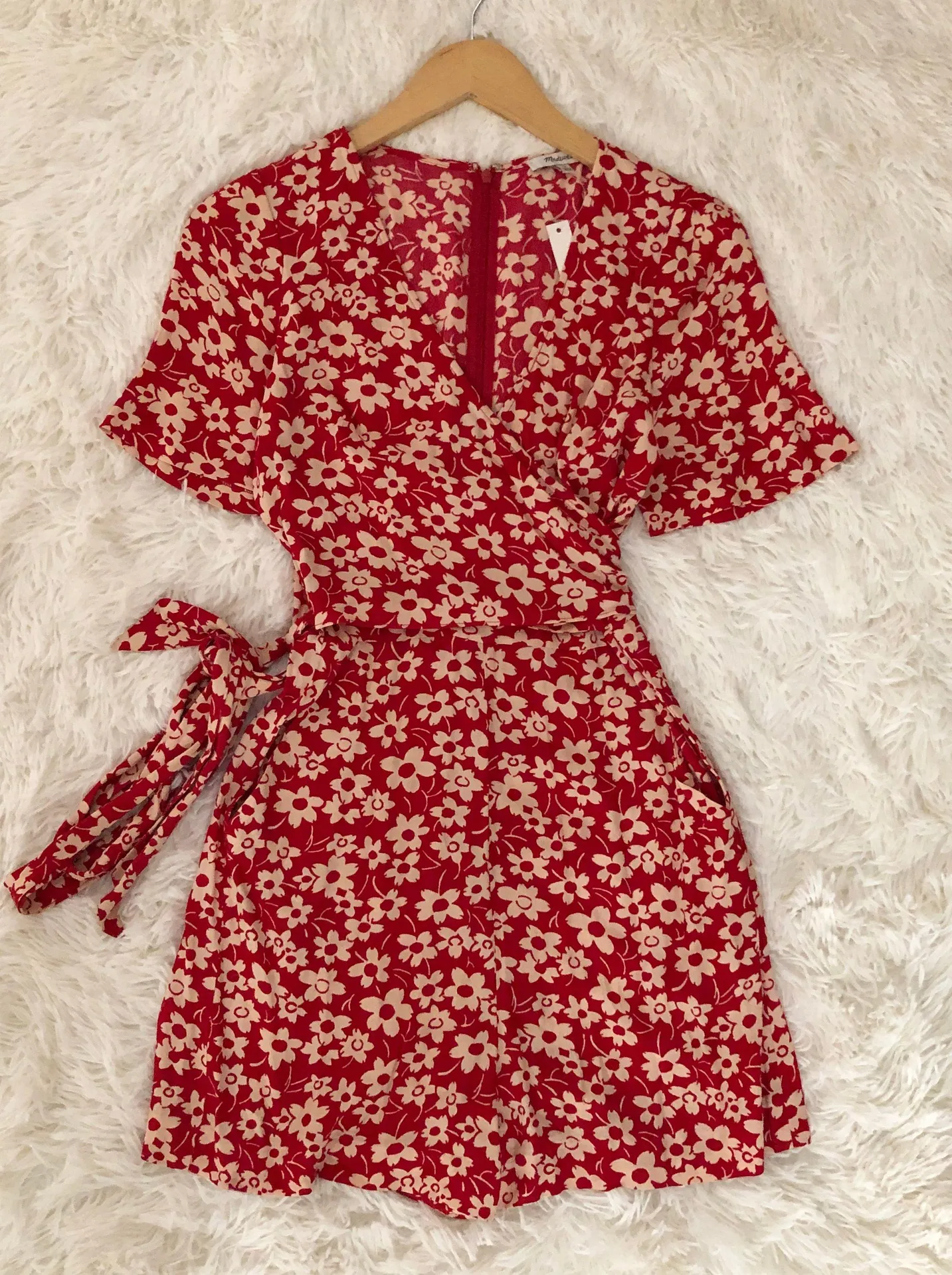 NWT  wrap front romper in mini daisy - Image 2