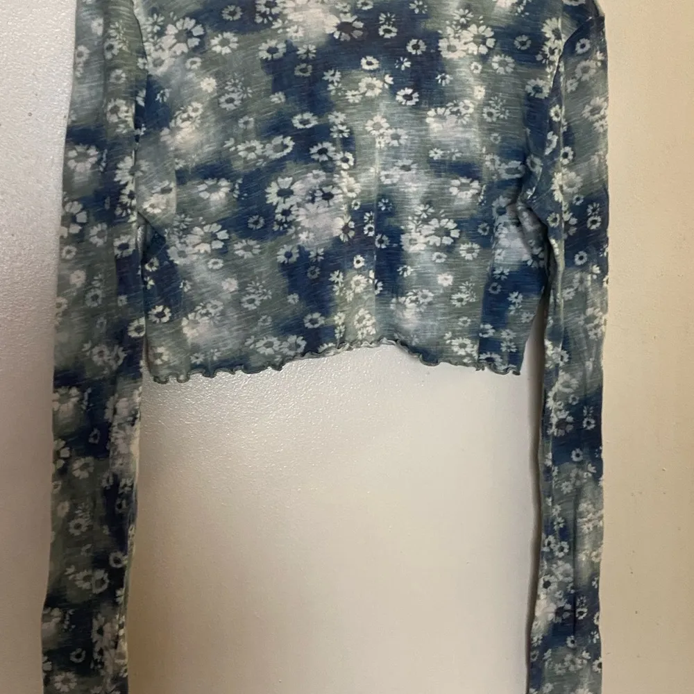 Forever 21 Womens Long Sleeve Crop Top L Blue White Floral Print Bust 38” - Image 4