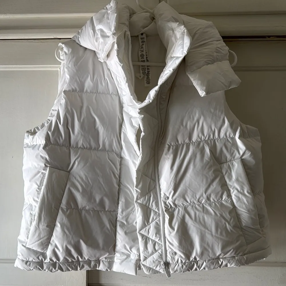 Lululemon  White Wunder Puff Cropped Vest - Image 2