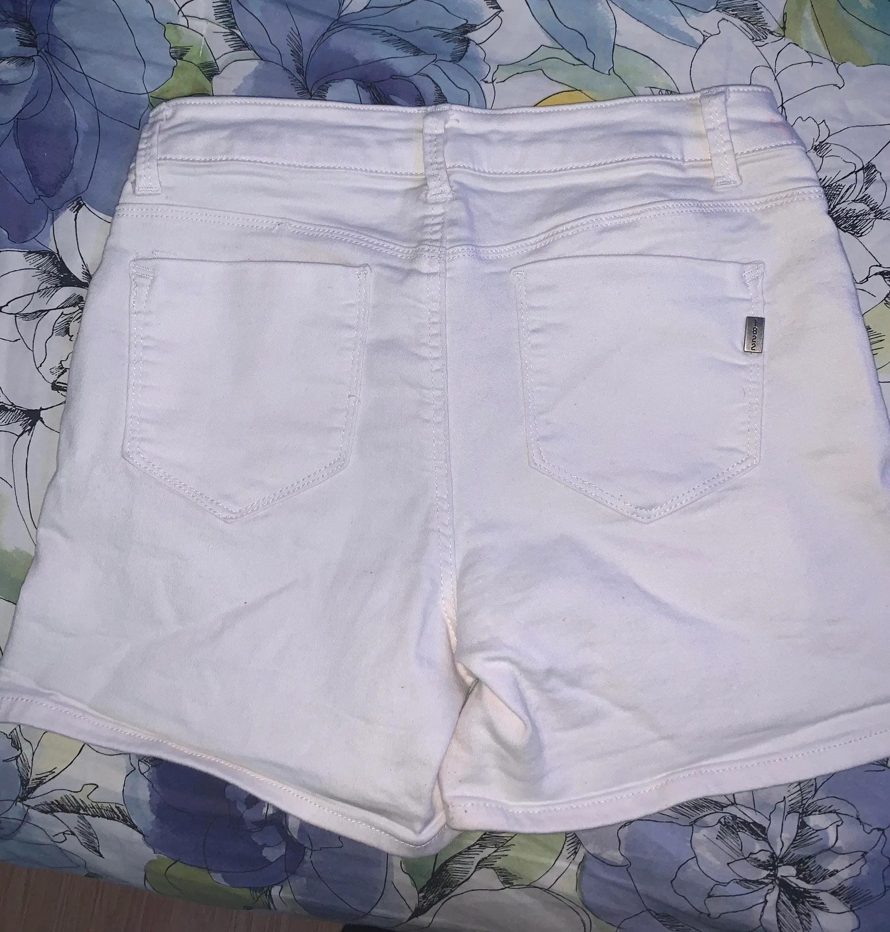 White Short Size 8 - Image 2