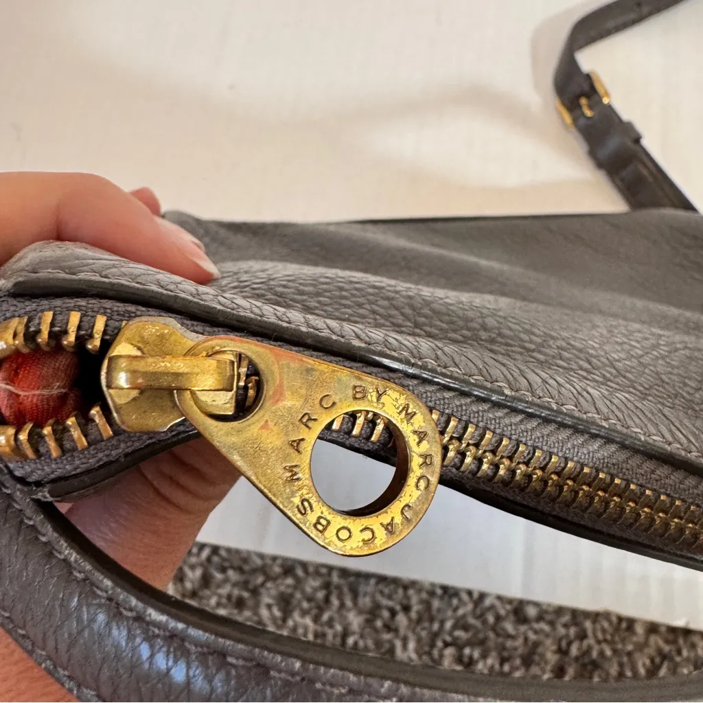 Marc Jacobs Grey Leather Crossbody Handbag Purse Women’s Classic Bag - Image 4