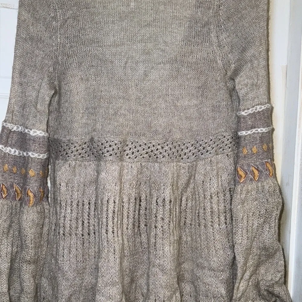Free People Gray V-Neck Sweater with Relaxed Fit and Geometric Design USE SMALL - Image 13