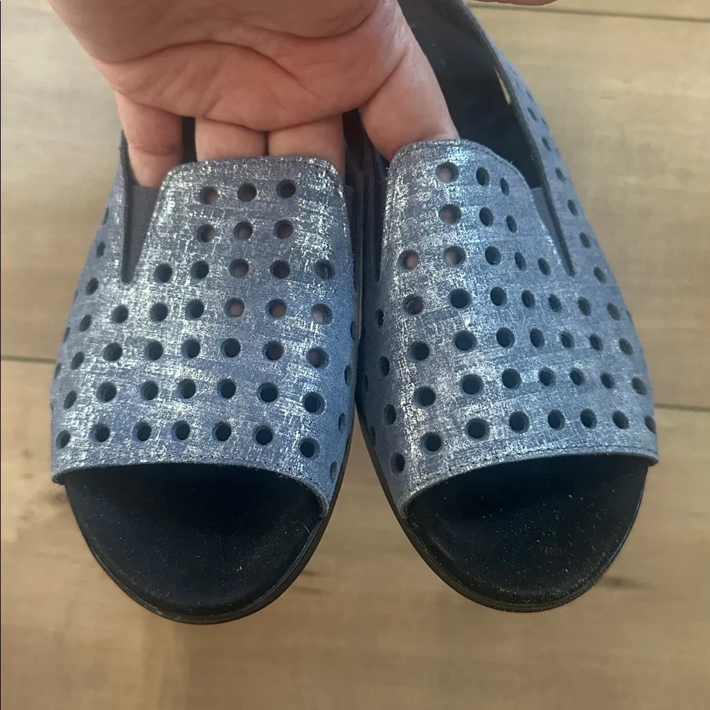 Munro Slingback Mickee Sandal BLUE METALLIC Perforated Leather Sz 8 - Image 2