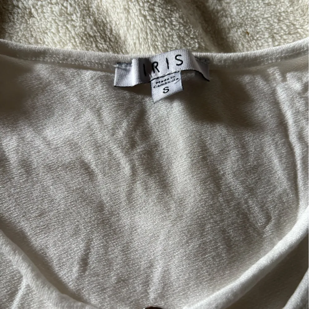 Iris  White Fitted Crop Short Sleeve Tee - Image 2