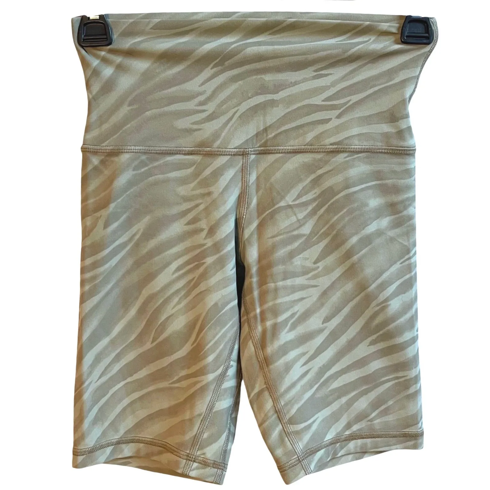 Lululemon 8" Align High Rise Animal Print Bike Shorts Sage Green Size 4 - Image 3
