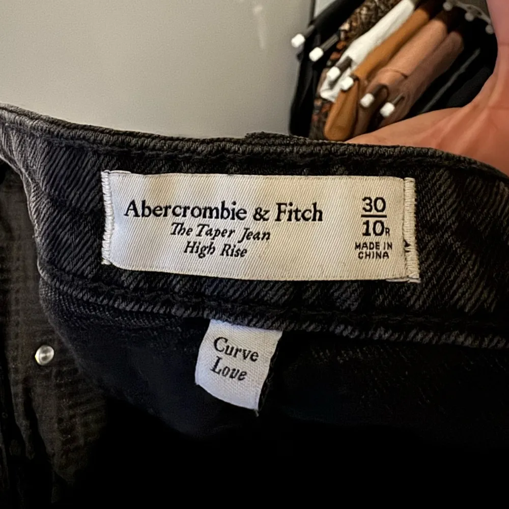 A&F Curve love Tapered Jeans - Image 11