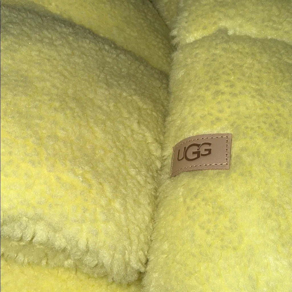 UGG NWOT  Emmalyn UGGfluff Oversized-fit push fleece Puffer Jacket Lemon Yellow - Image 9
