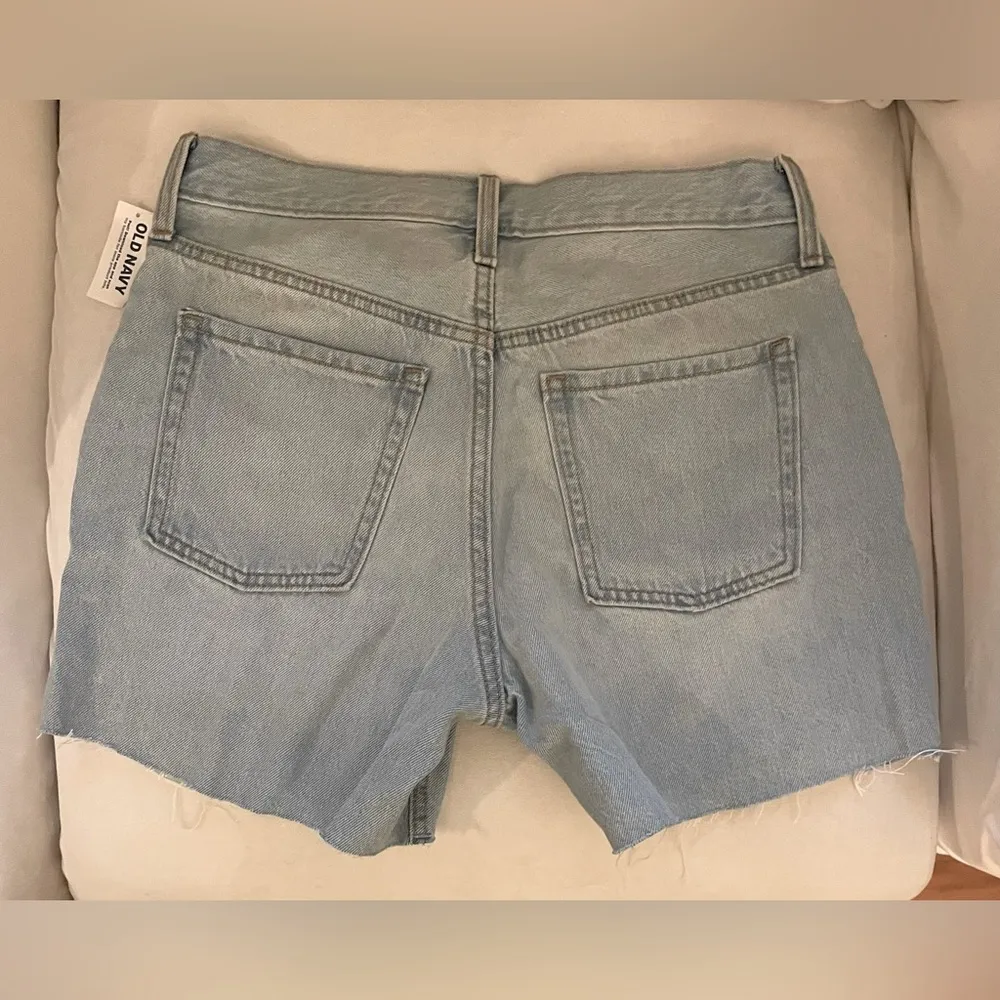 NWT Old Navy HR Distressed Jean Shorts Light Blue Size 4 Slouchy Straight - Image 10