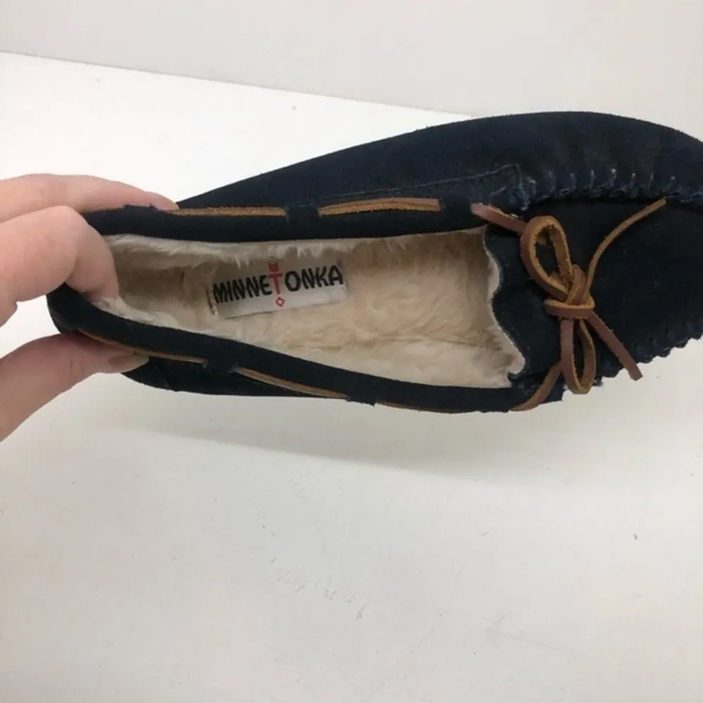 Minnetonka Navy leather slippers faux fur lined - Image 6