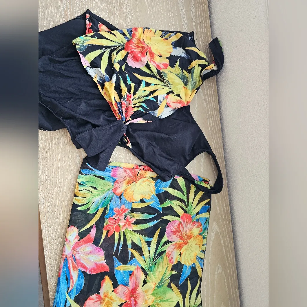 Your Best Look Tropical Floral Women's Swimsuit With Sarong Scarf Size 8 Black - Image 6