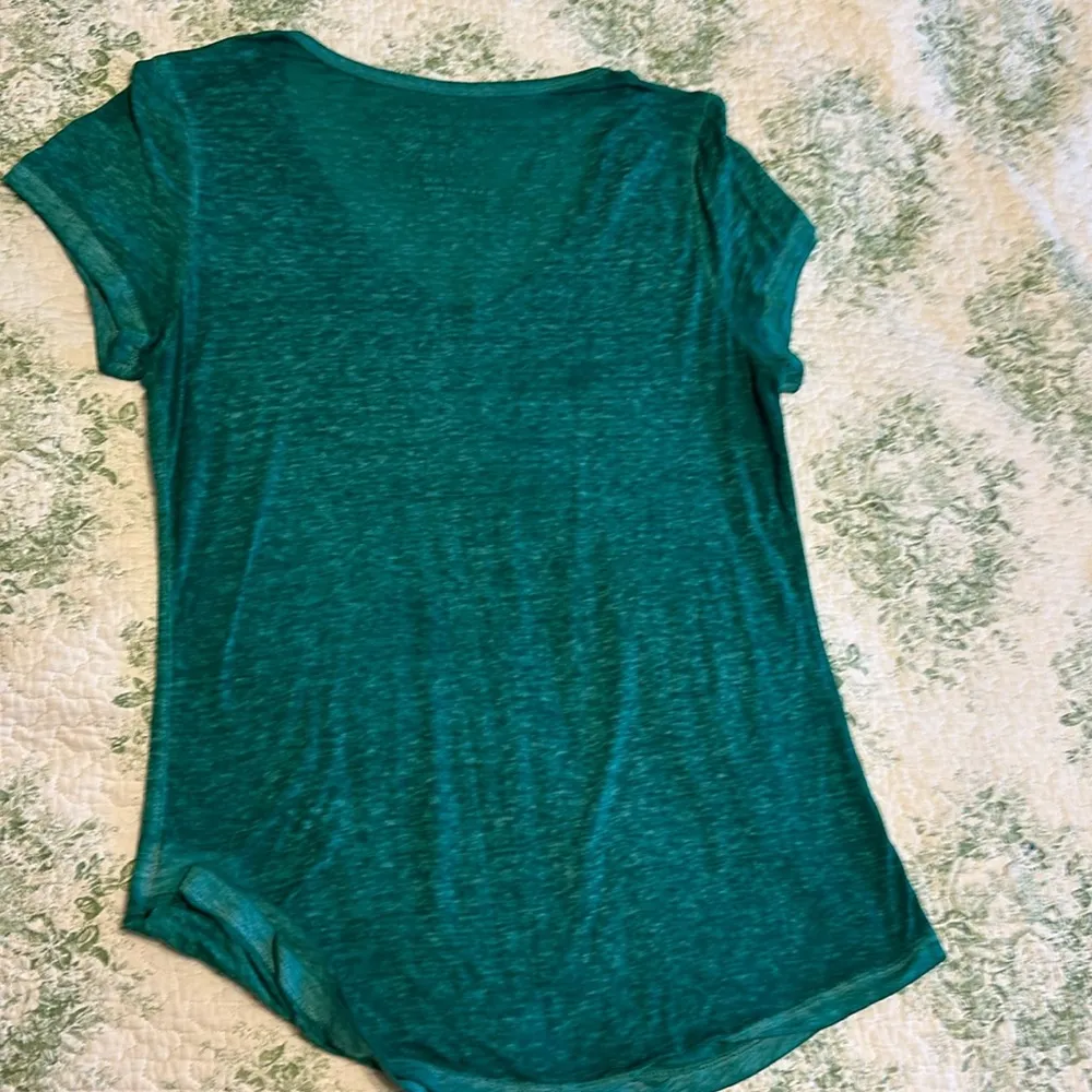 Green shamrock vneck lucky green and gold tee L - Image 6