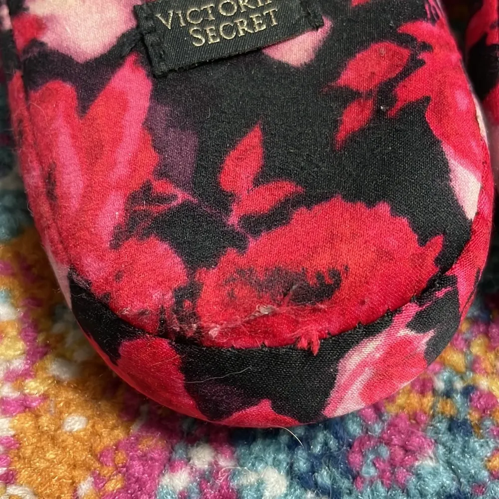 Victoria’s Secret Signature Satin Slipper with faux fur trim size small 5-6 - Image 3