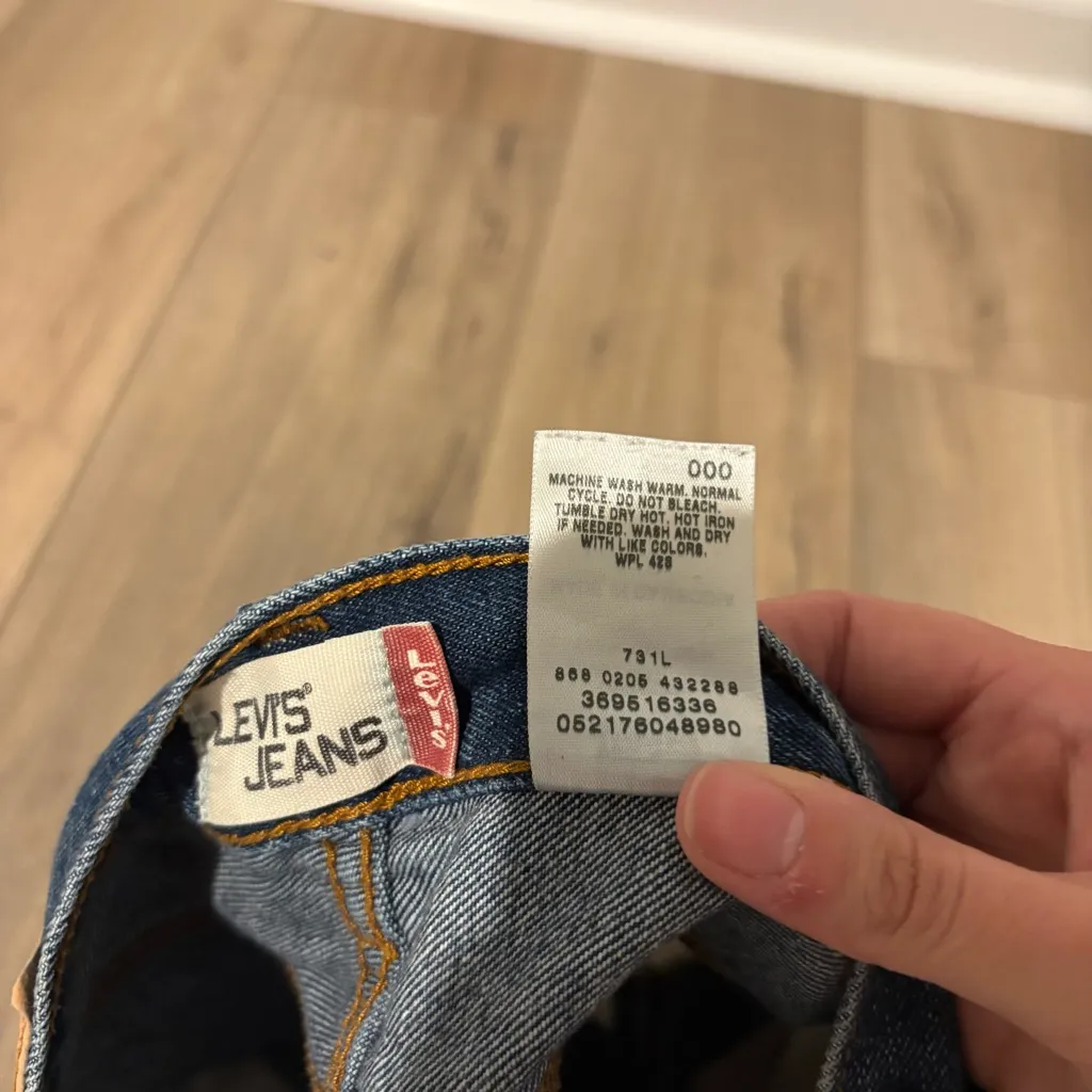 Levi’s 550 Cutoff Denim Jean Shorts medium wash Size‎ 4 - Image 5