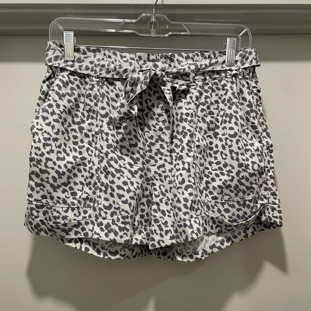 Aerie American Eagle AE White & Grey Leopard Animal Print Paper Bag Shorts - M - Image 3