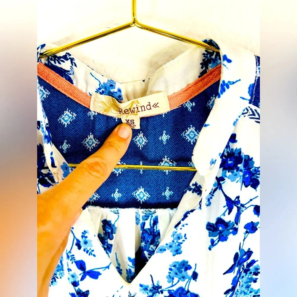 Rewind Womens Size XS Sleeveless Floral Blouse White Blue Tassel Accent Boho Top - Image 6