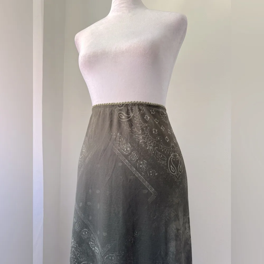 Cider Dark Green Paisley Print Stretch Midi Pencil Skirt - Image 4