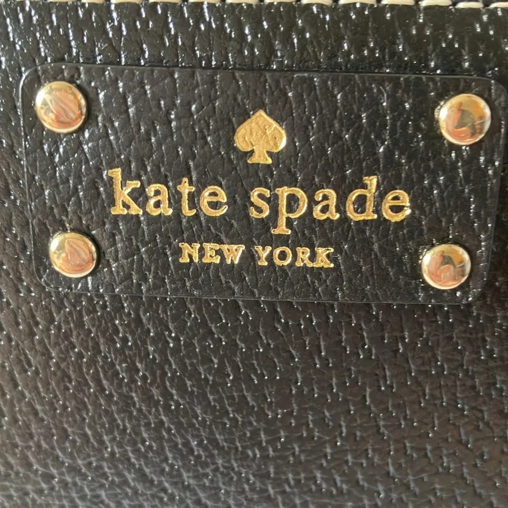 Kate Spade: Cara Wellesley Bifold Wallet- zip area - Image 2