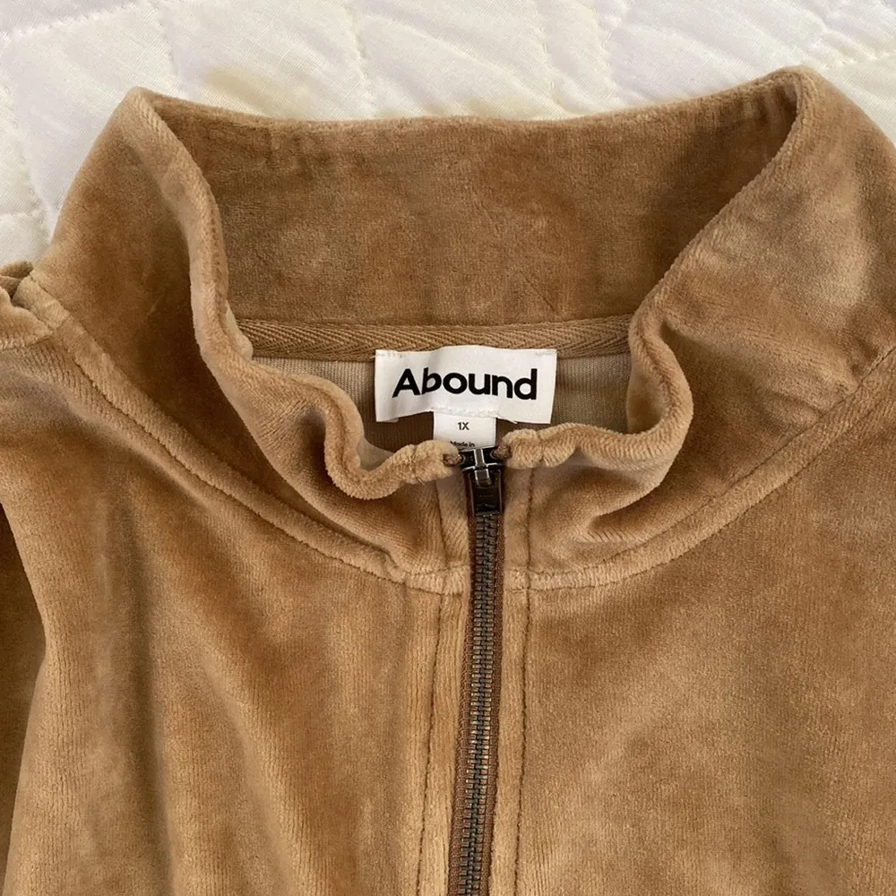 NWT Cropped Velour Sweatshirt - Image 3