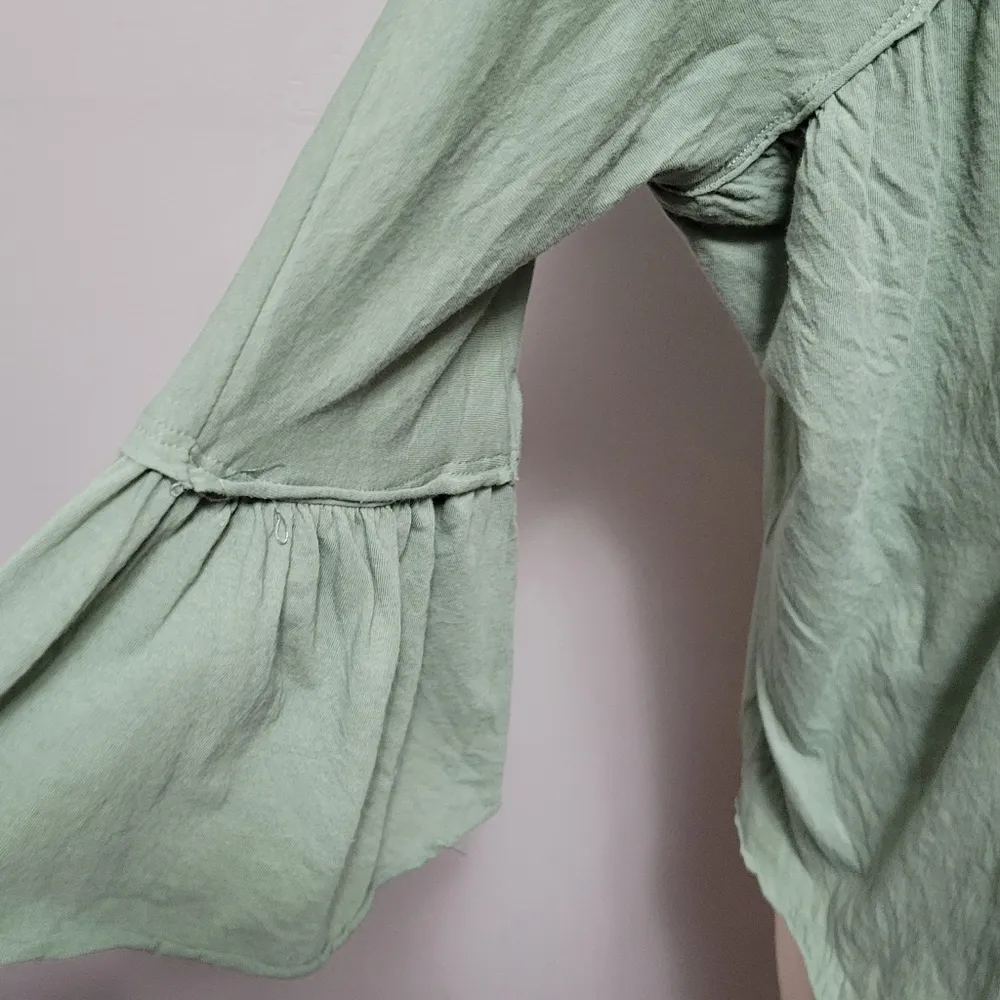 Daytrip olive raw edge bell sleeve blouse size large - Image 4