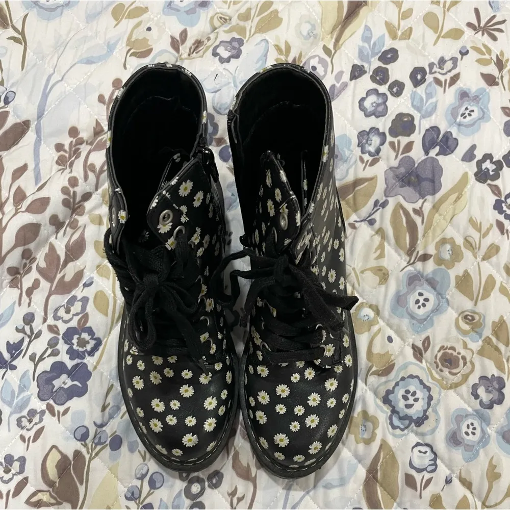 Flower print boots Size 7 - Image 3
