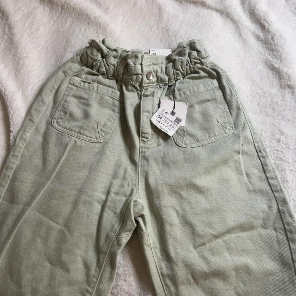 NWT  green cropped Paper Bag elastic waist jeans with front pockets
- - Image 4