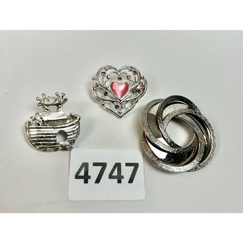 Jewlery lot of 3 silver brooches: Noah’s ark brooch, heart and swirled round sha - Image 3